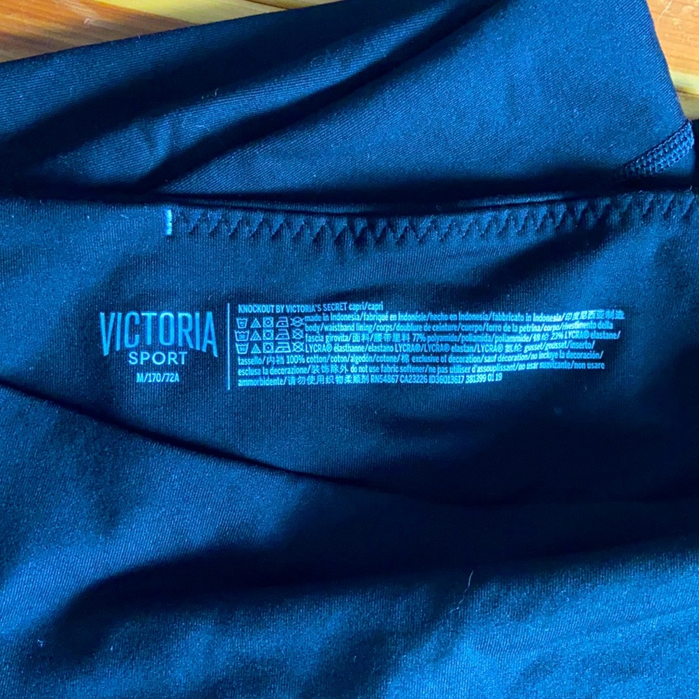 Victoria’s Secret Sport capris/cropped leggings.